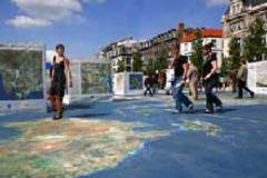 Une immense carte de la Terre au sol pour une exposition itinérante - Batiweb
