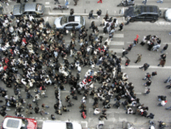 Des sans-papiers manifestent devant les grands groupes de BTP - Batiweb