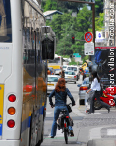 Des couloirs de bus supplémentaires pour les vélos parisiens - Batiweb