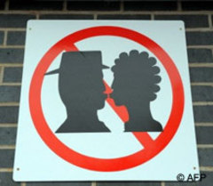 Bisous en gare interdit, ça gêne la circulation ! - Batiweb