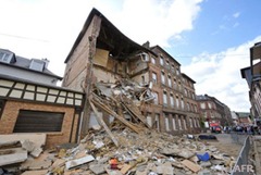 Un mort dans l'effondrement de la façade d'un immeuble à Elbeuf - Batiweb