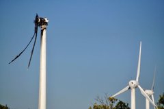 Deux éoliennes s'emballent et prennent feu dans la Drôme - Batiweb