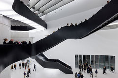 Zaha Hadid reçoit le RIBA Sterling Prize pour son MAXXI - Batiweb