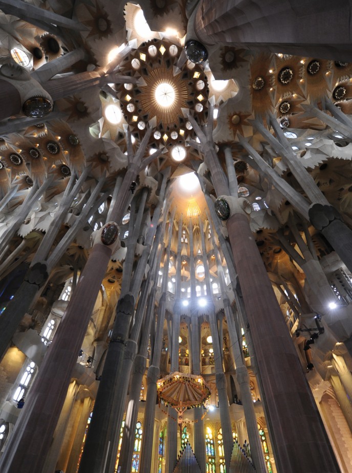 Lumière nouvelle pour les hyperboloïdes de la Sagrada Familia  - Batiweb