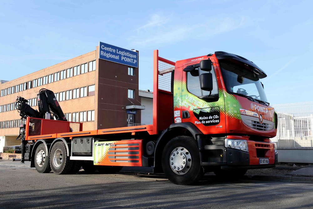 Point.P se munit du premier camion plateau-grue hybride - Batiweb