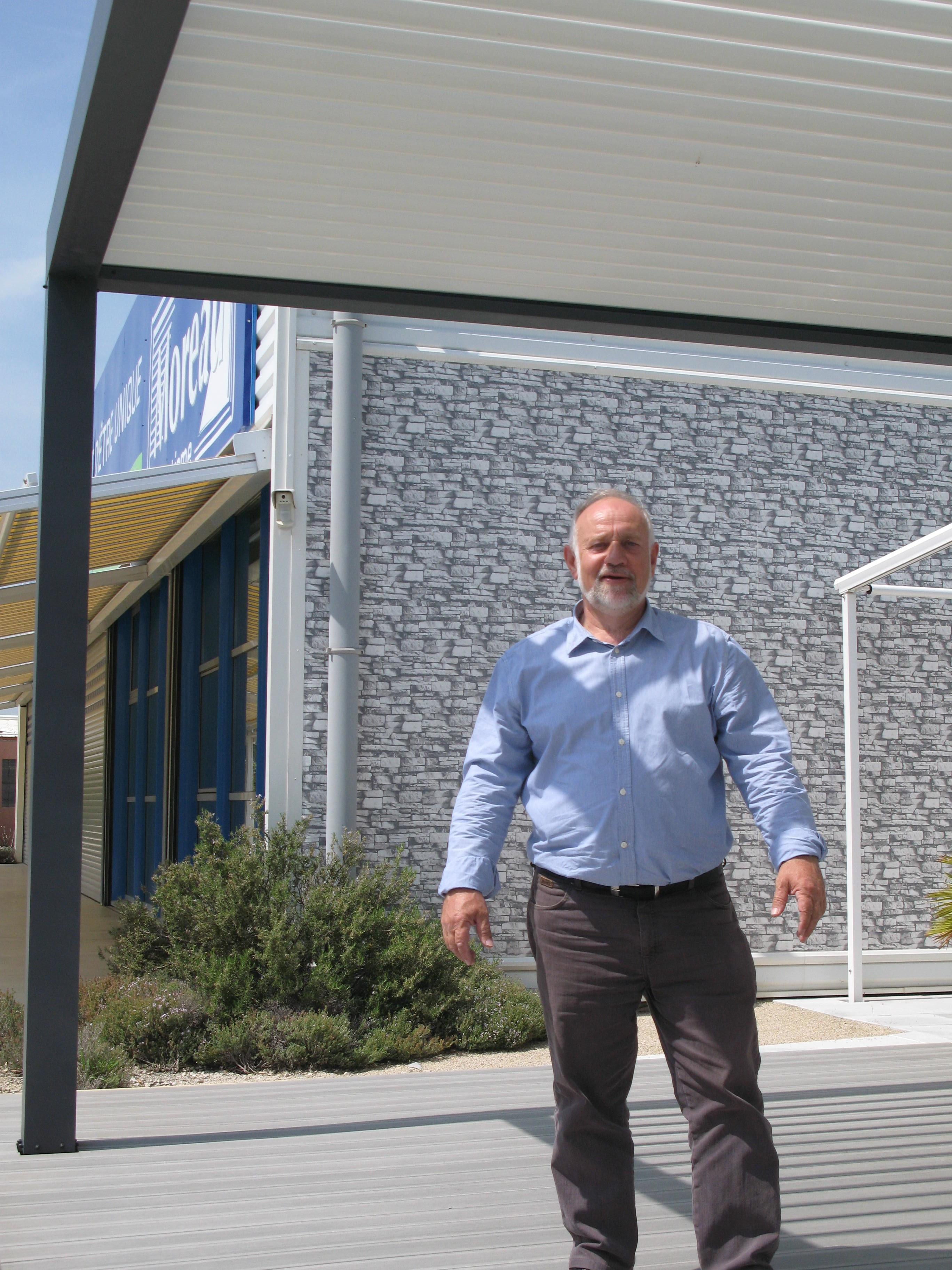 Un showroom dédié aux pergolas bioclimatiques - Batiweb