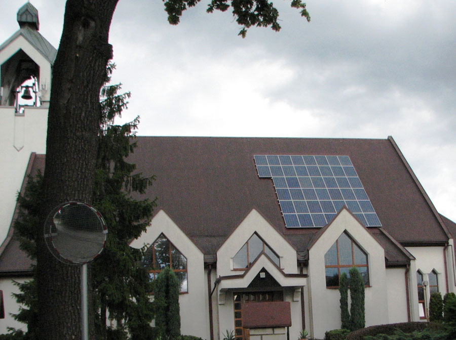 Une église polonaise bardée de panneaux solaires  - Batiweb