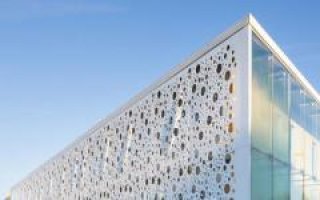 (Diaporama) Brise-soleil en Corian sur une façade vitrée - Batiweb