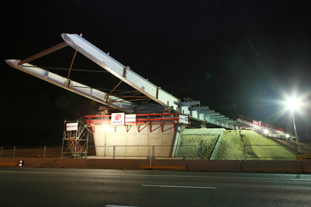 Poussage nocturne du nouveau pont au-dessus de l’A43 - Batiweb