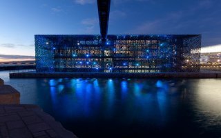 (Diaporama) Une mise en lumière "blue note" du MuCEM de Ricciotti - Batiweb