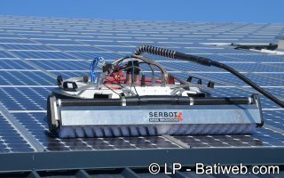 Les robots investissent le nettoyage de toitures photovoltaïques  - Batiweb