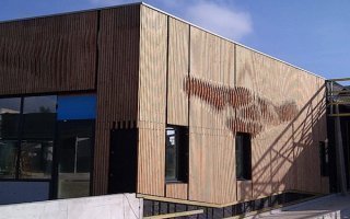 Un bardage en bois 3D pour le groupe scolaire de Saint-Herblain - Batiweb