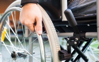 Handicap : 100 représentants de l'APF montent au créneau pour défendre l'accessibilité - Batiweb