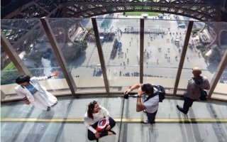 Inauguré par Anne Hidalgo, le premier étage de la Tour Eiffel a fait peau neuve - Batiweb