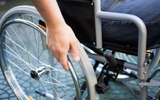 Accessibilité : certains établissements pourront déroger à la règle, l'APF envisage un recours - Batiweb