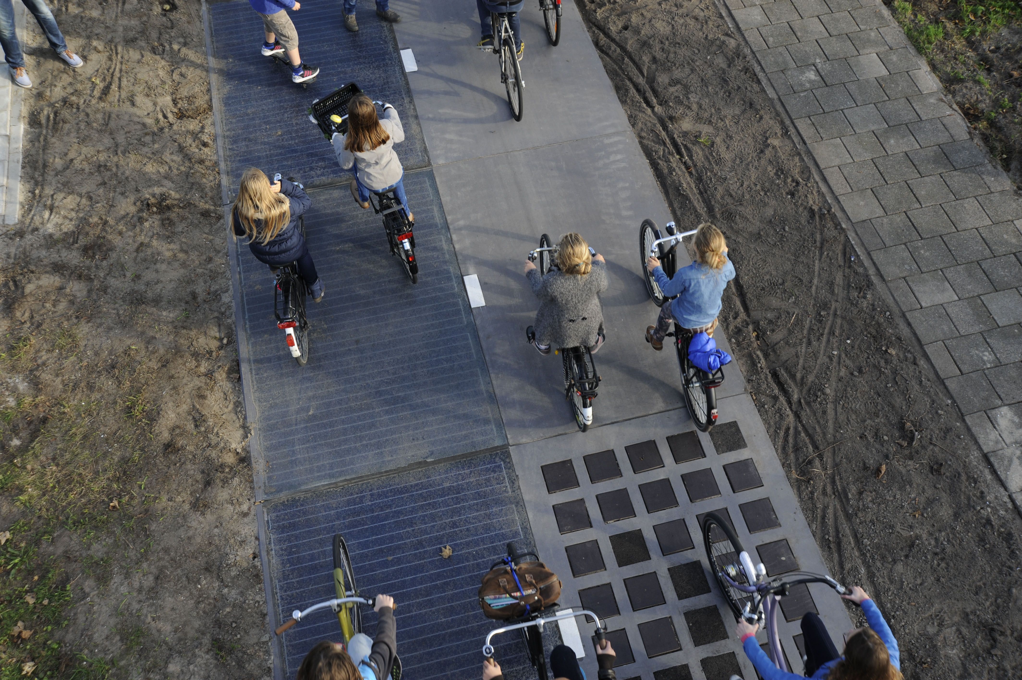 Près d'Amsterdam, une piste cyclable solaire alimente le réseau électrique local - Batiweb