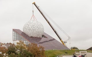 Après deux ans de travaux, le Futuroscope s’habille d’un astre lunaire en dentelles - Batiweb