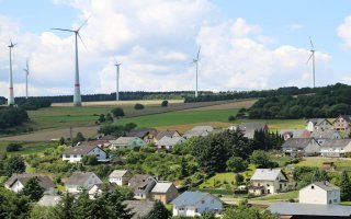 Transition énergétique : les éoliennes repoussées deux fois plus loin des habitations - Batiweb