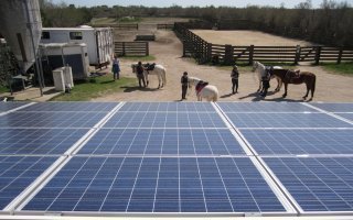 Une installation photovoltaïque conçue pour se fondre dans le paysage - Batiweb