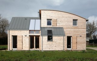 (Vidéo)Une maison bioclimatique sort de terre en Bretagne - Batiweb