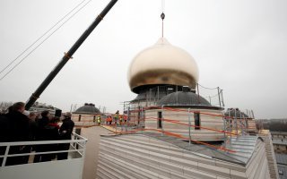 Une coupole de 8 tonnes hissée au sommet de la cathédrale orthodoxe de Paris - Batiweb