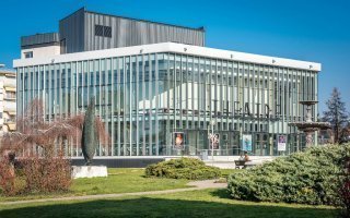 L'envers du décor de la façade rythmée du théâtre Maurice Novarina - Batiweb