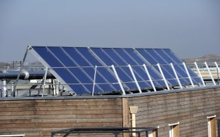 Des panneaux solaires en toiture pour des villes plus durables - Batiweb