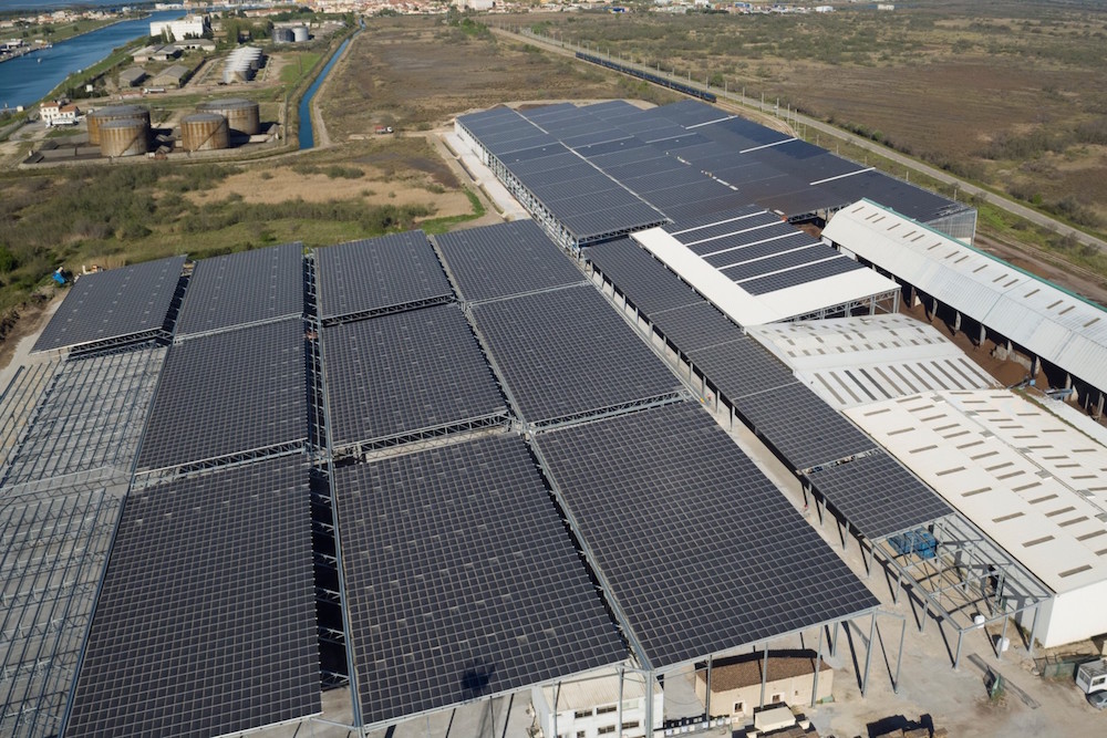 « Le plus grand » site de production photovoltaïque en toiture industrielle est en PACA - Batiweb