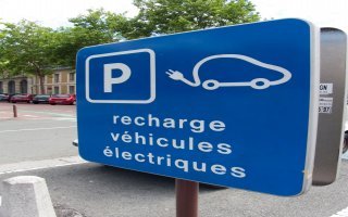 Véhicules électriques : et si vous utilisiez l’éclairage public pour recharger ? - Batiweb