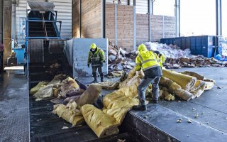 Isover lance une filière de recyclage des déchets de laine de verre - Batiweb