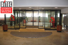 Portes coulissantes automatiques Ditec dans le plus grand centre commercial du Sud-Est de l'Europe - Batiweb