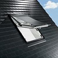 Designo R7 WTL : fenêtre de toit bois ou PVC pose semi-encastrée pour toitures ardoisées - Batiweb