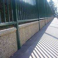 PLAQUES DE SOUBASSEMENT POUR CLOTURES METALLIQUES - Batiweb