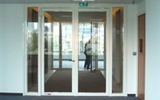 Porte coupe-feu spéciale « IGH » : la solution Néo des ateliers BOULLET - Batiweb