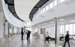 Les plafonds suspendus CLIPSO optimisent l’acoustique dans le nouveau Terminal 1 de l’aéroport de Saskatoon, Canada - Batiweb