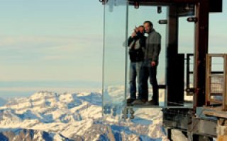 Un panorama époustouflant sur la chaîne des Alpes grâce à une cabine de verre feuilleté avec DuPont™ SentryGlas® - Batiweb