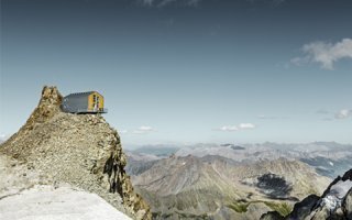 Le Refuge de l’Aigle : Une réalisation PREFA de haute altitude ! - Batiweb