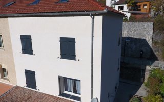 Une maison pyrénéenne habillée avec une Façade Isolante PAREXLANKO - Batiweb