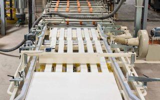  ARMSTRONG WORLD INDUSTRIES LANCE UNE NOUVELLE LIGNE DE PRODUCTION VOILE DE VERRE SUR SON SITE DE PONTARLIER (25) - Batiweb