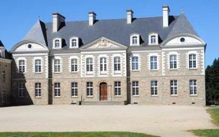 Restauration des façades du Château des Pères avec les enduits et mortiers à la chaux de PAREXLANKO - Batiweb