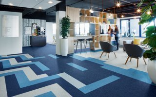 Tessera de Forbo Flooring Systems : collection de dalles et lames plombantes amovibles tuftées à destination des bureaux - Batiweb