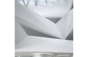 La géométrie prend une nouvelle dimension : une structure polygonale en HI-MACS® dans la tour HVB de Munich - Batiweb