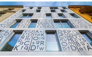 HI-MACS® illumine la poésie avec une façade rétroéclairée à Prague - Batiweb