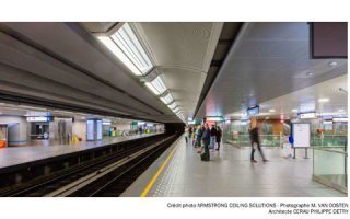 RÉAMÉNAGEMENT COMPLET DE LA STATION DE MÉTRO ARTS-LOI À BRUXELLES AVEC 2 500 M2 DE CASSETTES MÉTALLIQUES PERFORÉES ARMSTRONG CEILING SOLUTIONS - Batiweb