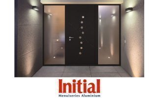 Nouveauté INITIAL : Porte d’entrée monobloc alu VISION - Batiweb