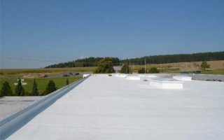 La toiture terrasse d'un hall de chargement de bières totalement rénovée avec la membrane ULTRAPLYTM TPO - Batiweb